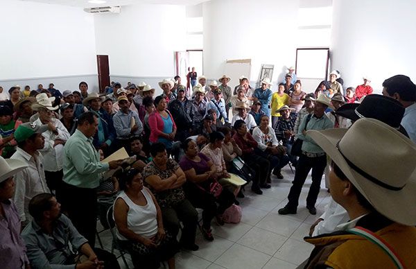 Se reúnen antorchistas con alcalde del Mezquital