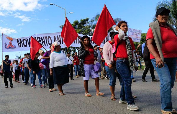 En Oaxaca marchan más de 10 mil inconformes con gobierno estatal 