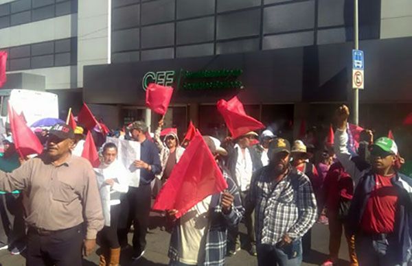  En Jalisco, se manifiestan ante delegaciones de Sedatu, Sedesol y CFE