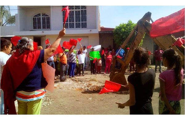 Se benefician habitantes de la colonia Movimiento Antorchista con un millón de pesos para pavimentación de calle en Uruapan