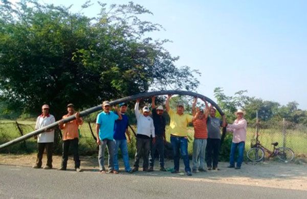 Se benefician habitantes de El Huaco con 500 metros de manguera para abastecerse de agua potable