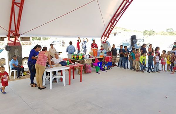 Festejan Día de Reyes en colonia Pihuamo  