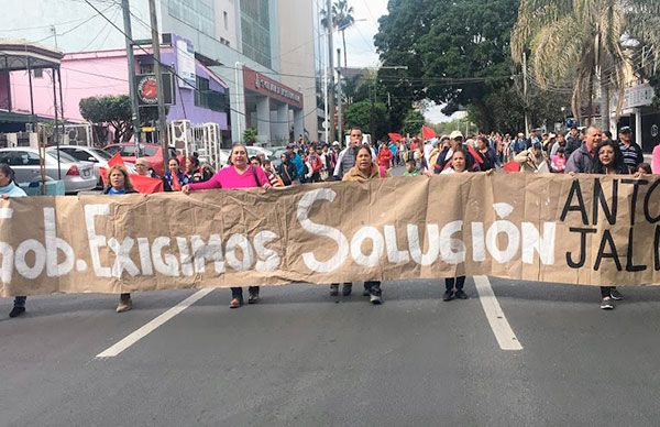 Â¨Seguiremos manifestándonos en tanto el Gobernador desahoga su agenda y se permita recibirnosÂ¨ 