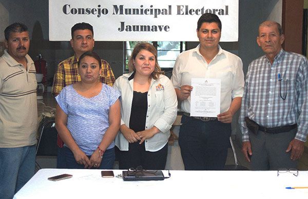 Candidato antorchista, vestido de verde