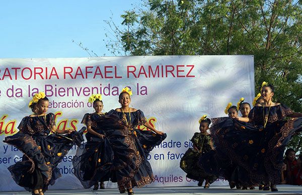 Festejan a madres en la Rafael Ramírez