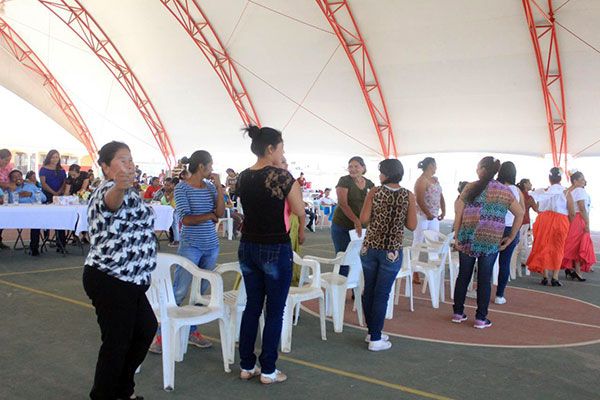 Festejan a Madres y niños de la colonia Antorcha Popular Uno