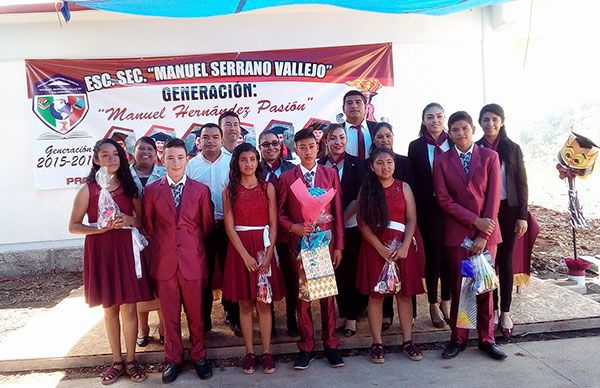 Egresan alumnos de la secundaria Manuel Serrano Vallejo de Tacámbaro