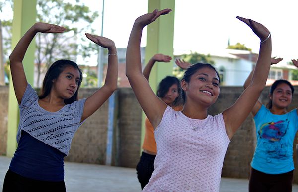 Preparan jóvenes acto cultural para fin de curso