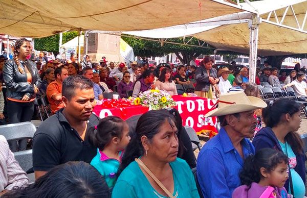 Inaugura pueblo de Ario obras públicas, resultado de su lucha organizada