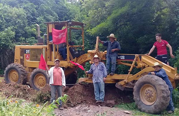 Gestionan antorchistas maquinaria para rehabilitación de caminos vecinales en Tequila  