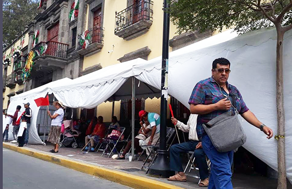 Colonos desalojados de Fraternidad Antorchista llevan dos días viviendo  frente al Ayuntamiento zapopano