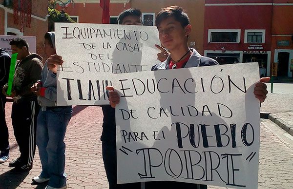 Exigen estudiantes mejores condiciones educativas