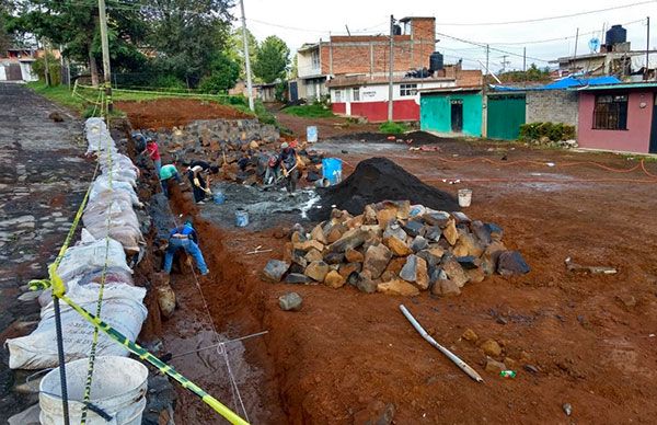 Logran pobladores organizados recursos para cancha deportiva en Pátzcuaro