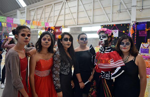 Promueven tradiciones en escuelas antorchistas con concurso de altares y catrines 