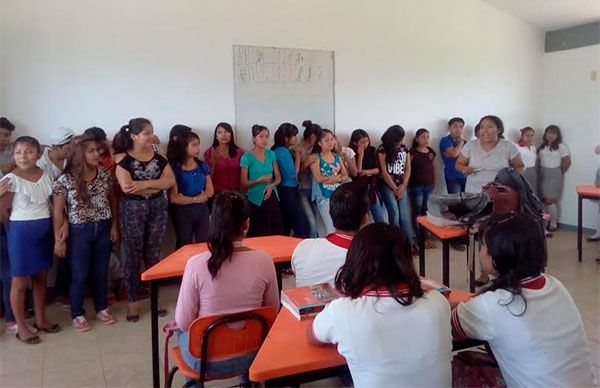 Estudiantes promocionan talleres culturales