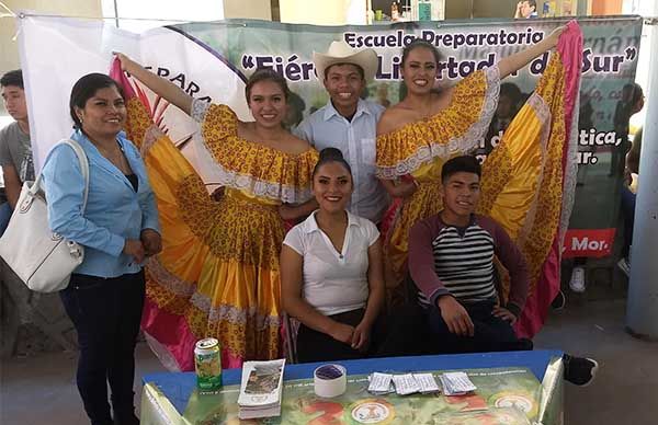 Protesta grupo cultural en el Zócalo capitalino 