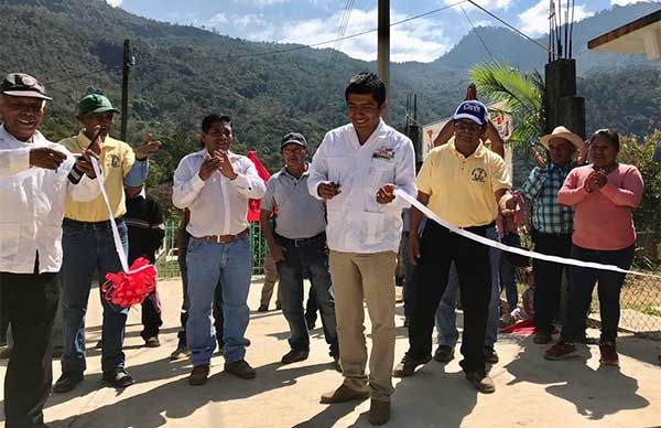 Antorchistas festejan culminación de obras en Santa María Yucuhiti 