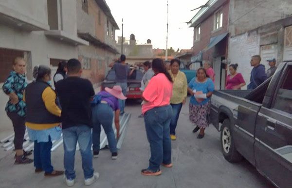 Familias morelianas reciben apoyos de láminas gracias a su lucha organizada