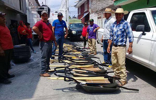 Familias antorchistas de escasos recursos logran apoyo de carretillas y tinacos gestionados ante SEDRUA