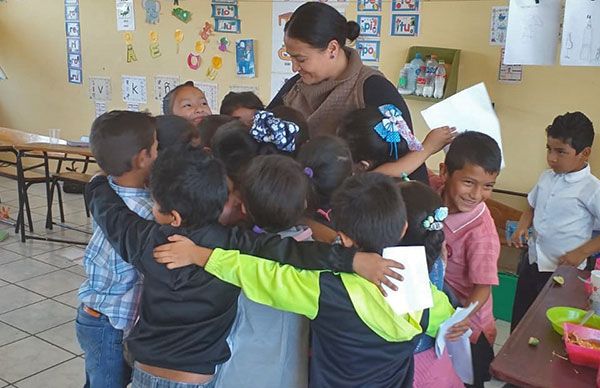 Docentes de Tacámbaro reciben pagos atrasados gracias a la lucha organizada