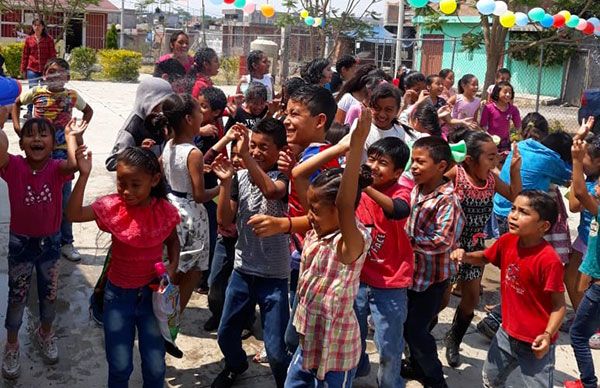 Festejan en escuelas antorchistas a los niños en su día