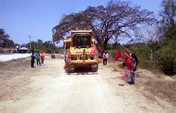 Antorchistas gestionan maquinaria para construcción y rehabilitación de infraestructura rural de Tomatlán