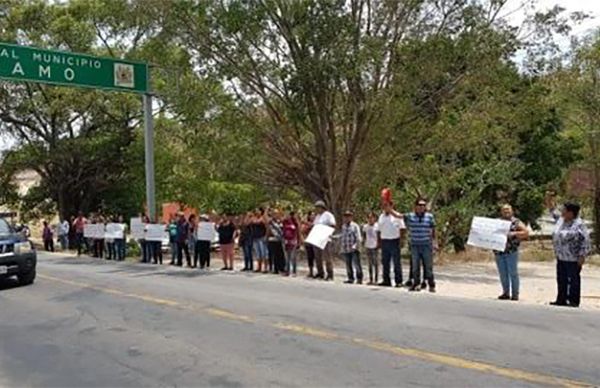 En Pihuamo, hacen cadena humana para respaldar lucha de Antorchistas hidalguenses 