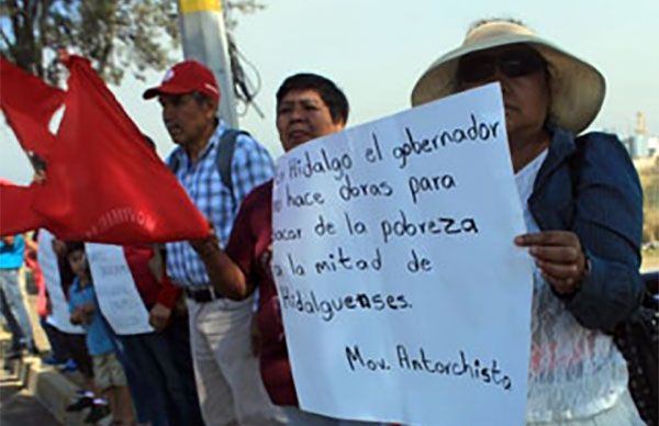 Antorchistas denuncian en la autopista Guadalajara-Colima represión del Gobernador de Hidalgo