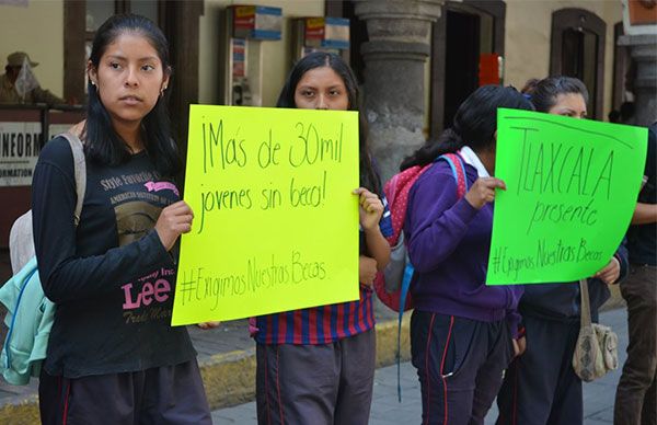 Con cadena humana, estudiantes de Tlaxcala exigen entrega de becas Benito Juárez