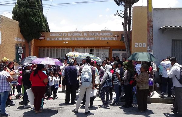 Padres de familia y maestros, exigen becas prometidas por AMLO