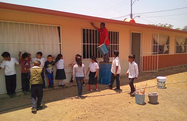 Docentes antorchistas gestionan apoyos para la primaria Mariel