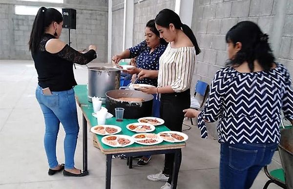 Festejan a estudiantes de escuelas antorchistas