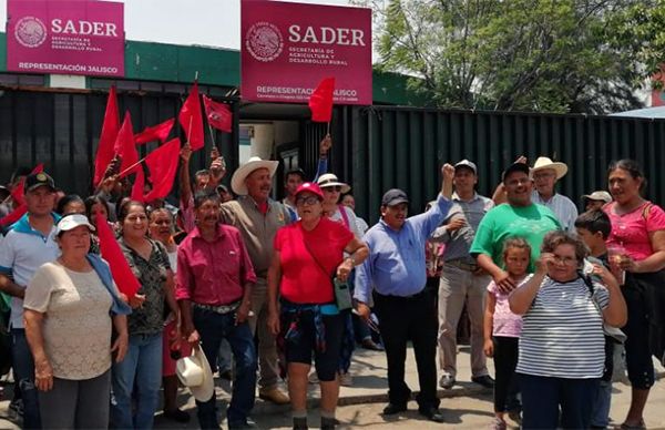 Libran antorchistas jornada de lucha ante la Sader 