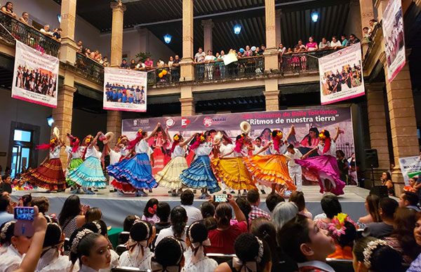 Estudiantes de Centro Educativo antorchista se coronan como ganadores en concurso de bailes folclóricos