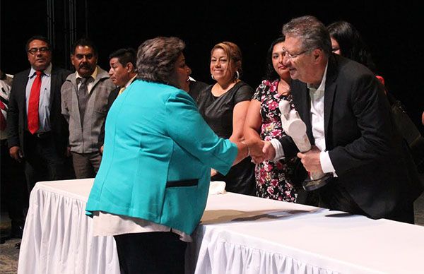 Docentes antorchistas reciben la presea Chimalhuacán Atenco 2019