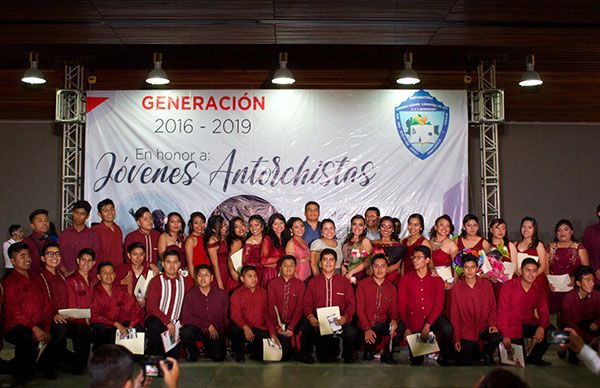 Se gradúan más de 70 estudiantes de escuelas antorchistas en Oaxaca