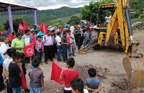 Se benefician con obra social gestionada por Antorcha 