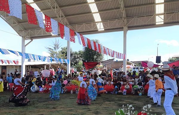 Se gradúan alumnos de escuelas antorchistas en el municipio de Uruapan