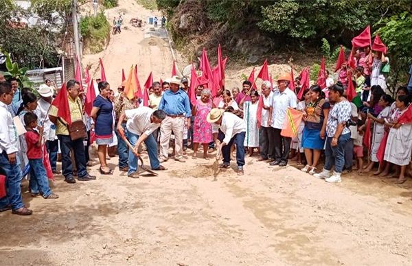 A pesar de los recortes presupuestales de la 4T, avanza pavimentación en San Pedro Amuzgos 