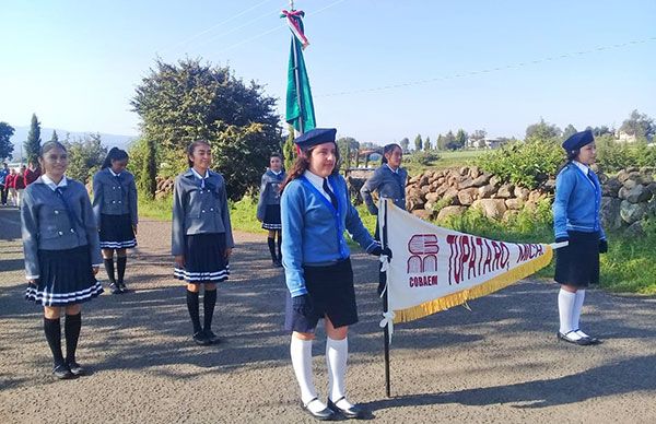 Alumnos del Colegio de Bachilleres de Tupátaro participan en desfile de 16 de septiembre