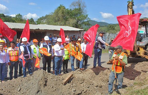 Villamaderenses dan arranque de obra de agua potable en Etúcuaro