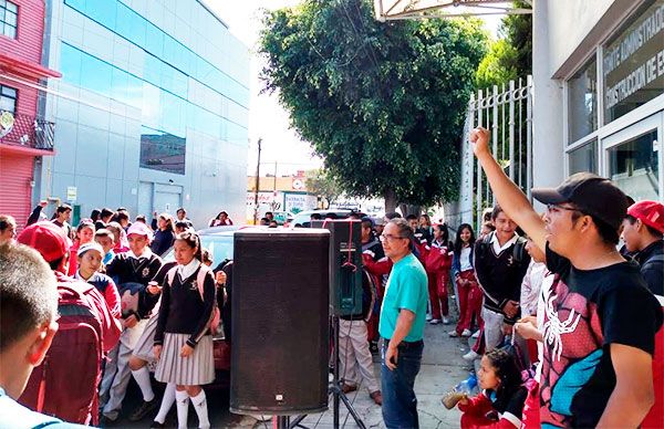 Exigen docentes espacios educativos dignos