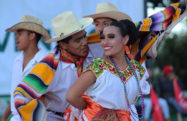 Oaxaca y su folclor engalanan  el 45 Aniversario del Movimiento Antorchista Nacional 