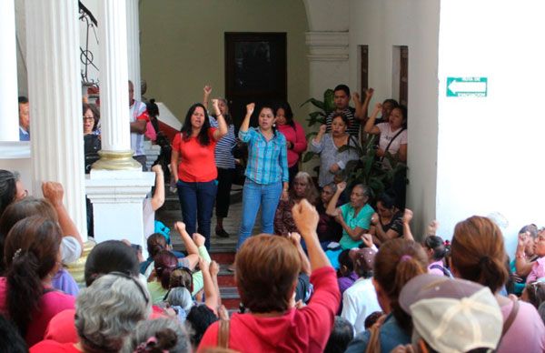 Instalan plantón frente al ayuntamiento de Ciudad Victoria