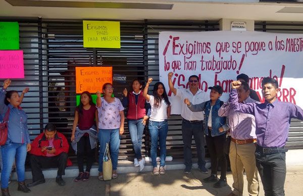 Personal del IEEPO le cierra las puertas a maestros que exigen justicia laboral