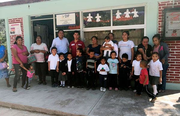 Instala Antorcha astabandera en preescolar de Epatlán 