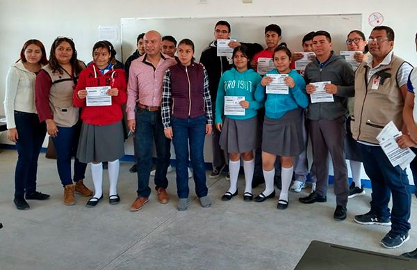 Logra estudiantes becas para COBAT 23 Estación Manuel