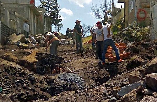 Ante falta de atención municipal, colonos cooperan y trabajan en descargas de drenaje