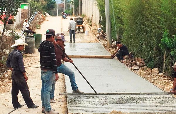 Renuevan con concreto mixto carretera Teopisca-Chijilté