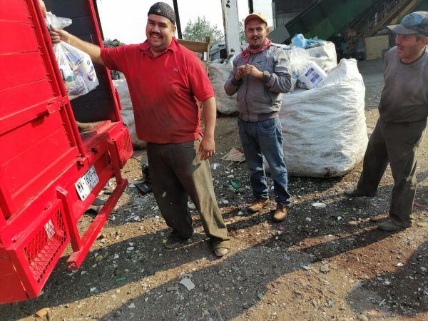 Trabajadores del reciclaje se ven beneficiados con despensas